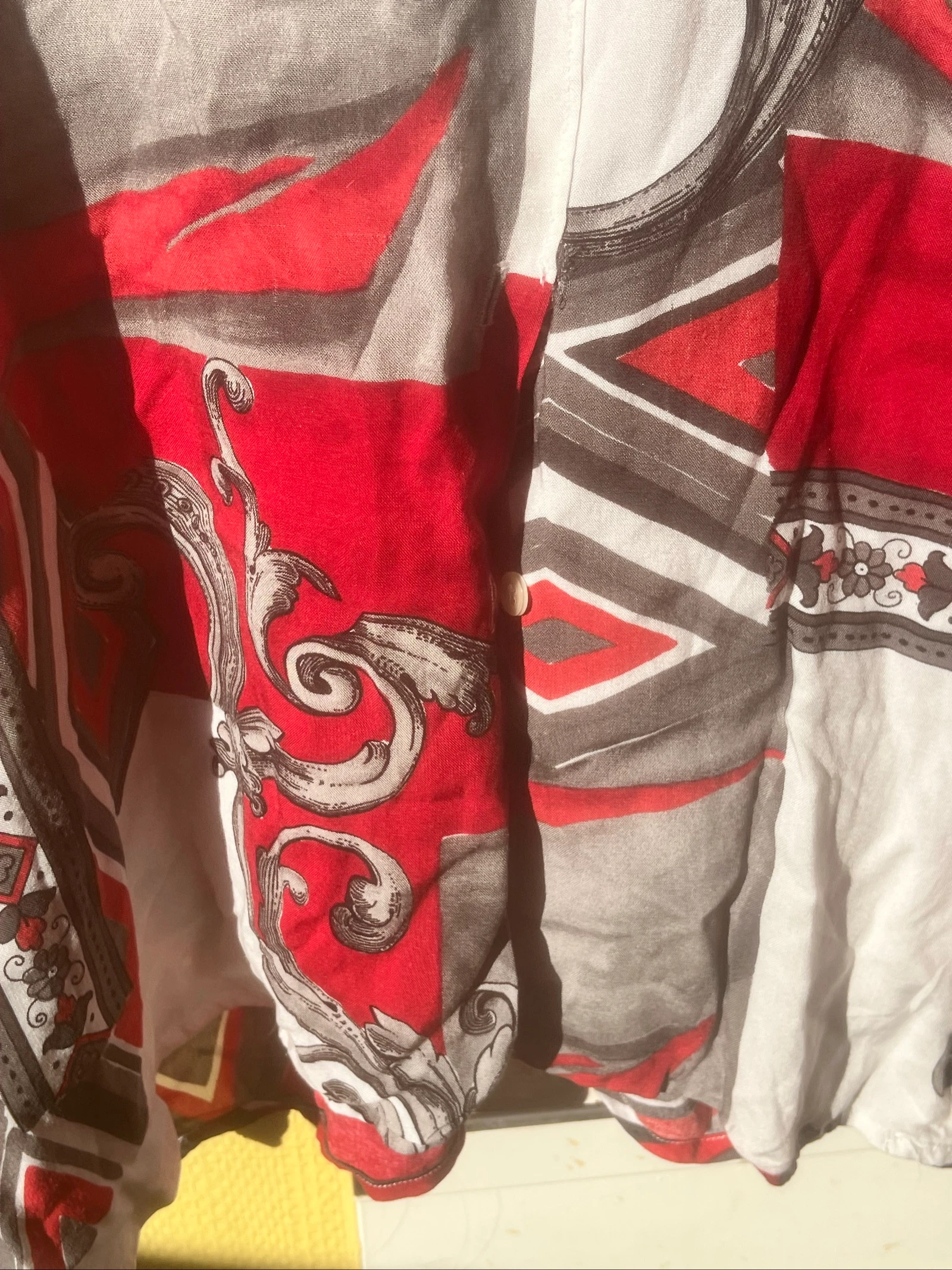 Camisa fluida estampada en rojo, blanco y gris – estilo vintage chic – photo 3